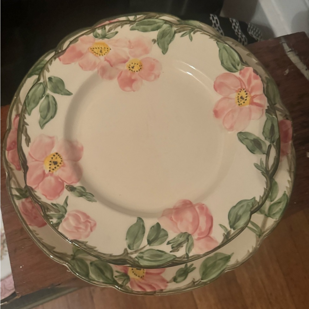 4 Franciscanware medium dinner plates plus larger serving plate
